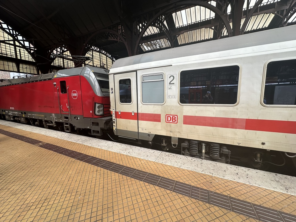 A DSB Vectron locomotive pushing a DSB/DB EuroCity train to Hamburg Hbf consisting of DB IC coaches at København H