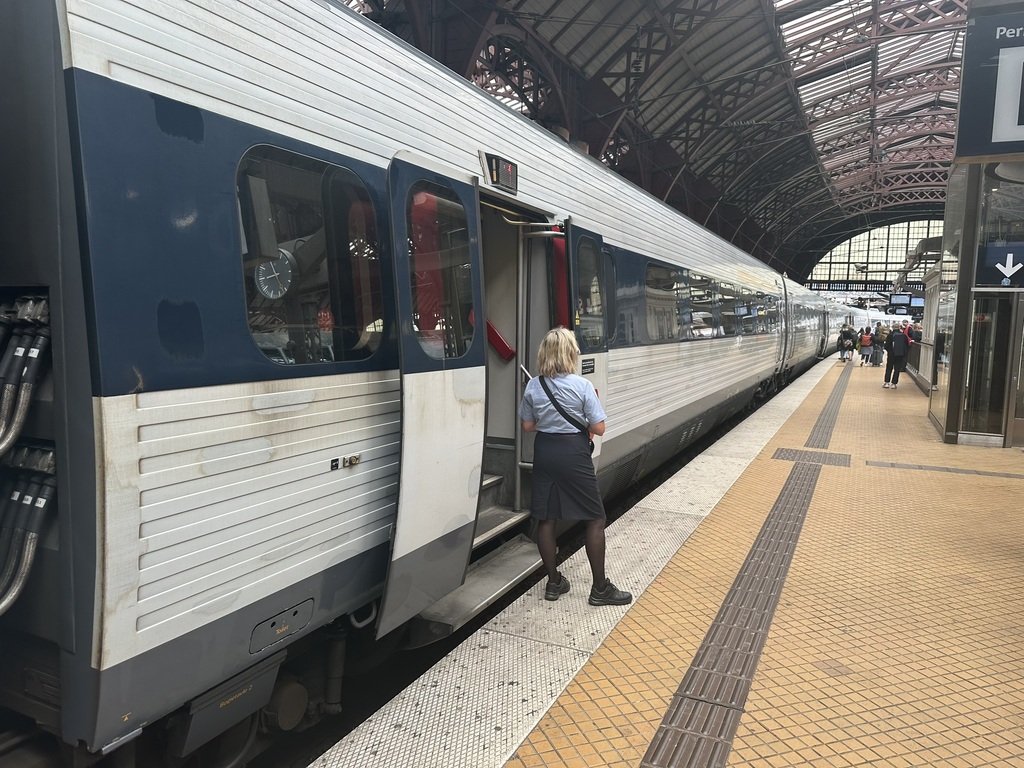  DSB IC3 train at a platform at København H station with the train guard standing on the platform