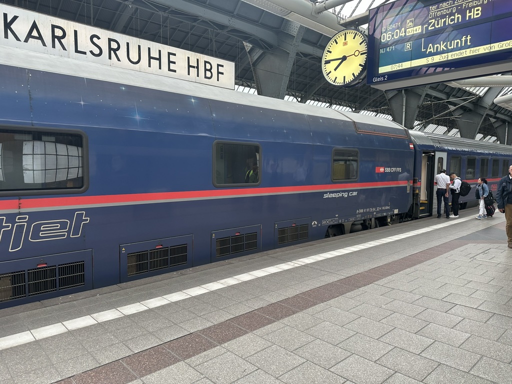 ÖBB Nightjet WLABmz double-docker sleeping car at Karlsruhe Hbf of the NJ 471 Hamburg Altona–Zürich HB train. A couchette car is also visible in the background.